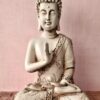 Buda con mano al pecho